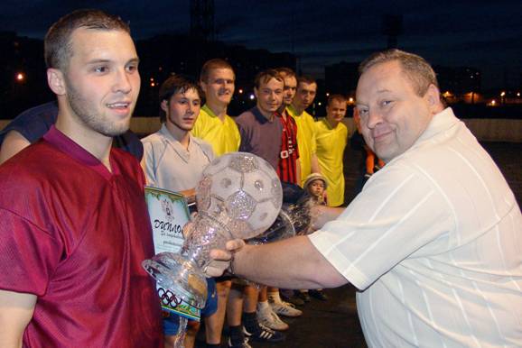 22 августа 2006 года на стадионе "Ручные игры" прошел очередной турнир по мини-футболу среди команд цехов ООО "Автозавод "ГАЗ", памяти В.М.Кулагина. 22 августа 2006 года на стадионе "Ручные игры" прошел очередной турнир по мини-футболу среди команд цехов ООО "Автозавод "ГАЗ", памяти В.М.Кулагина.
