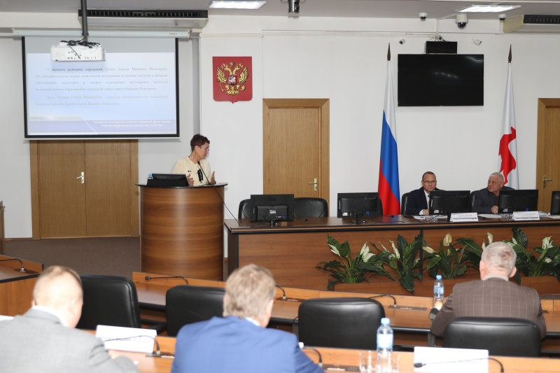 20 ноября 2025 года в Городской Думе Нижнего Новгорода состоялось очередное заседание постоянной комиссии по социальной политике под председательством Владимира Тарасова с участием спикера Думы Евгения Чинцова.