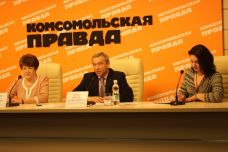 30 апреля 2013 года заместитель председателя Облсовпрофа Михаил Орлов и лидер профсоюза работников радиоэлектронной промышленности Галина Маркова дали пресс-конференцию о Первомайской акции профсоюзов «Достойный труд – достойная зарплата». 30 апреля 2013 года заместитель председателя Облсовпрофа Михаил Орлов и лидер профсоюза работников радиоэлектронной промышленности Галина Маркова дали пресс-конференцию о Первомайской акции профсоюзов «Достойный труд – достойная зарплата».