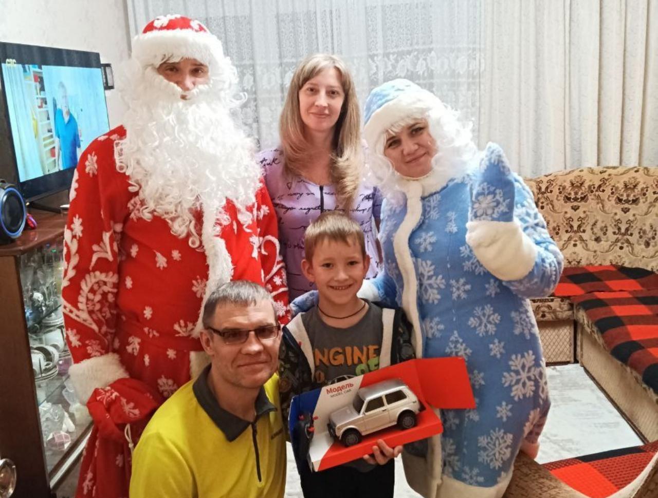 В преддверии Нового 2026 года профсоюзная организация Завода мостов и агрегатов провела добрую и яркую акцию: Дед Мороз и Снегурочка два дня поздравляли детей сотрудников на дому.