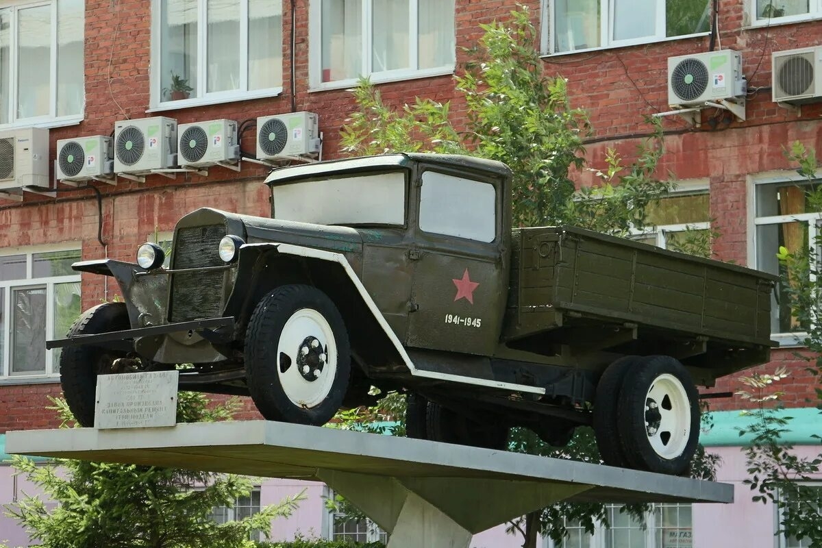 #Памятник_Авто_ГАЗ В Омске на ул.Иподромной, 2 у здания администрации Омского автобусного завода установлен памятник автомобилю ГАЗ-АА.