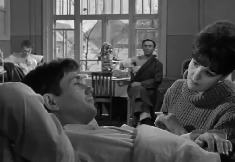 #ПрофсоюзФильм В советском фильме "Живёт Такой парень" (1964) герой Пашка Колокольцев в интервью молодой журналистике в больнице пытается рассказать о своем подвиге и говорит, что ему ничего не нужно приносить, его профсоюз будет кормить.