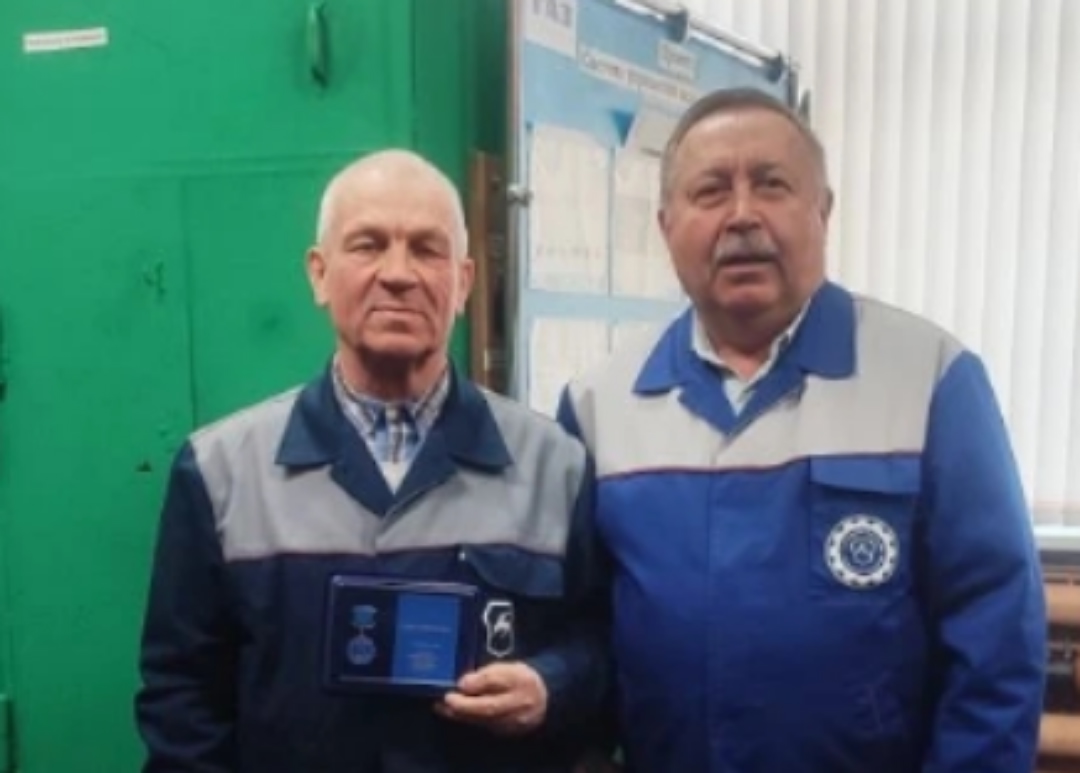 Слесарю-ремонтнику Сервисного центра АЗ "НАЗ" Серова Николаю Ананьевичу в связи с 95-летием ППО в ОАО "ГАЗ" присвоено звание "Ветеран профсоюзного движения Горьковского автозавода".