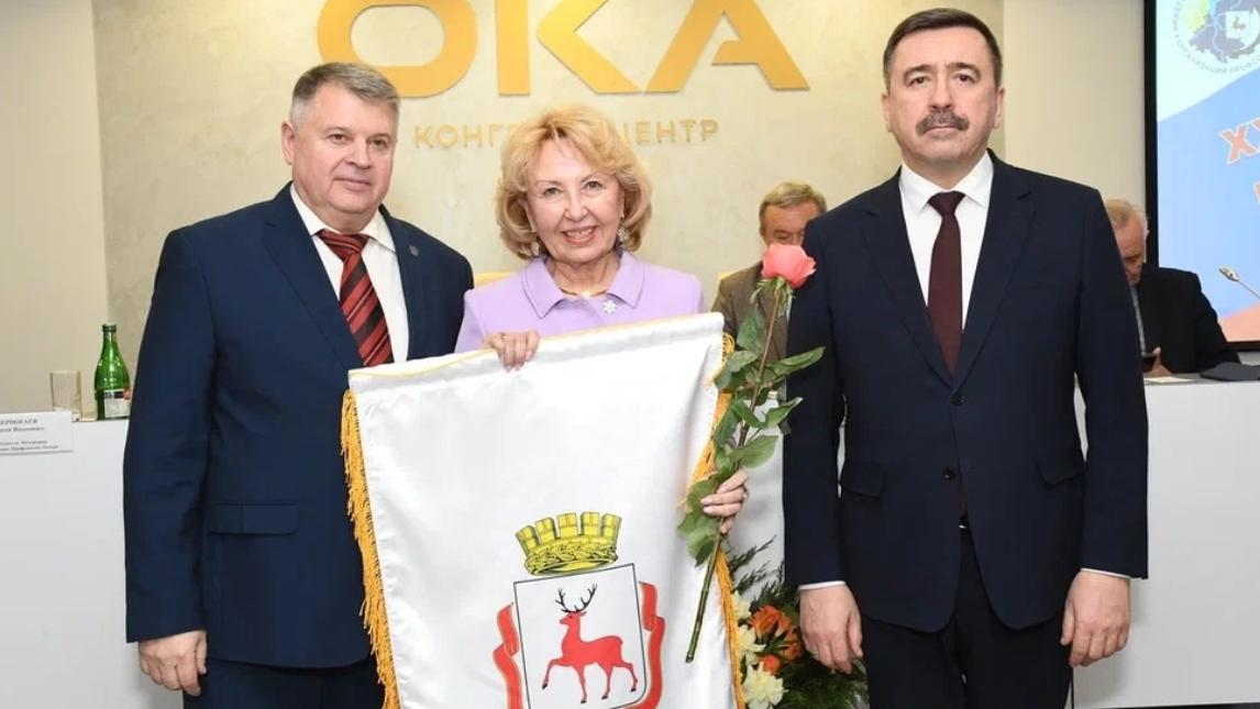 Штандарты Нижегородского Облсовпрофа "За трудовую доблесть" были вручены на XXX Отчетно-выборной конференции Нижегородского Облсовпрофа Штандарты Нижегородского Облсовпрофа "За трудовую доблесть" были вручены на XXX Отчетно-выборной конференции Нижегородского Облсовпрофа