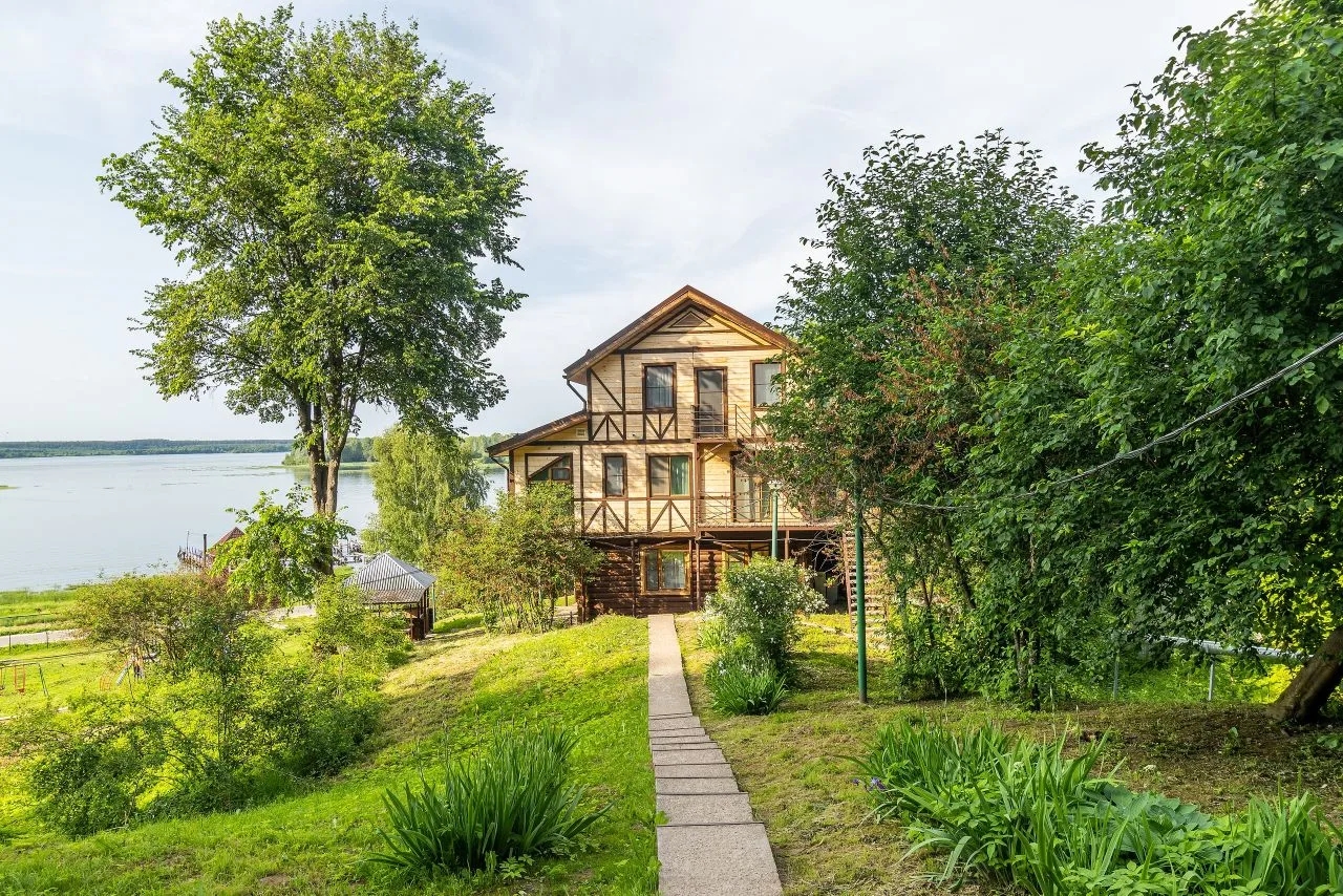 Уведомляем вас, что держатели карты #ПрофДисконт могут получить скидку в размере 20% на проживание в номерах и гостевых домах на базе отдыха "Фокино-Приволжье".