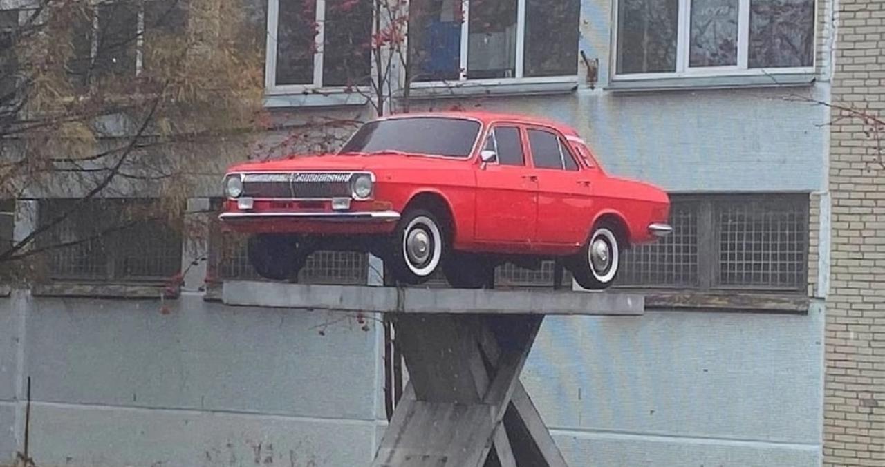 Памятник "Волга" ГАЗ-24 в г.Кургане