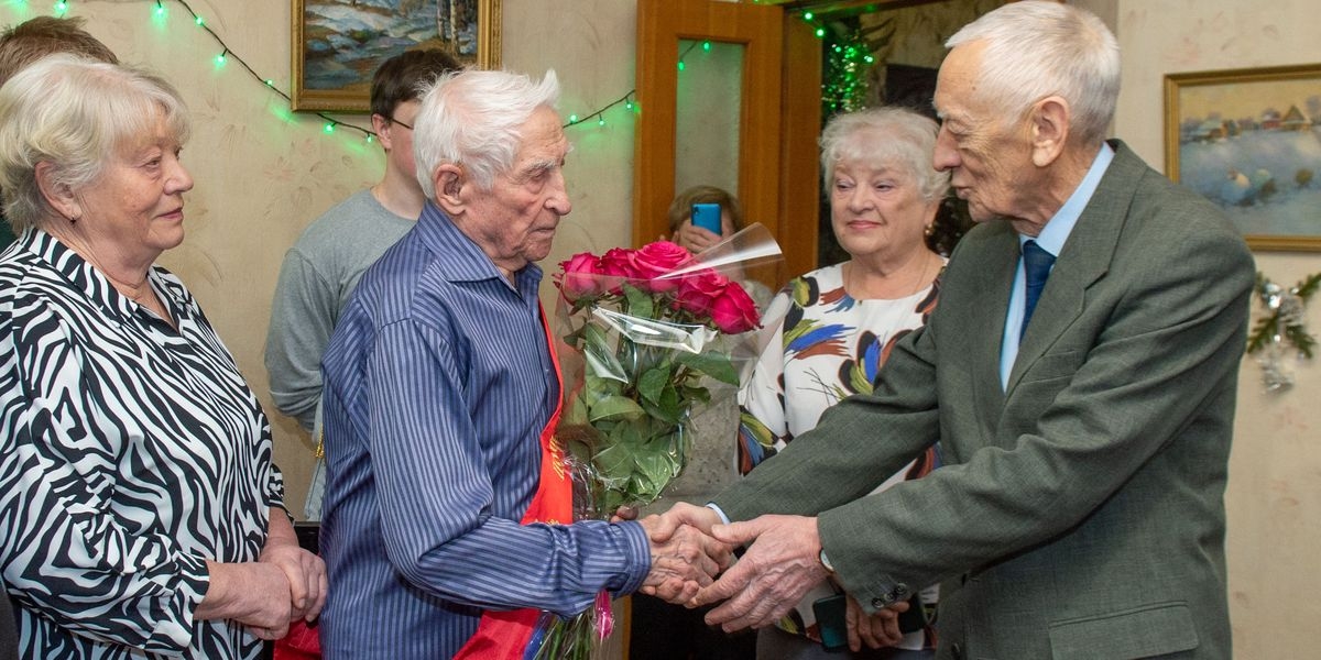 Алексей Цебулаев, 37 лет проработавший в кинолаборатории Горьковского автозавода, отметил 100-летие.