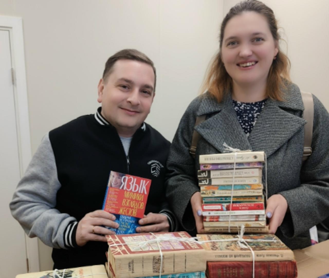 К благотворительной акции "Книги в дар" присоединились члены профсоюза Дворца культуры Горьковского автозавода.