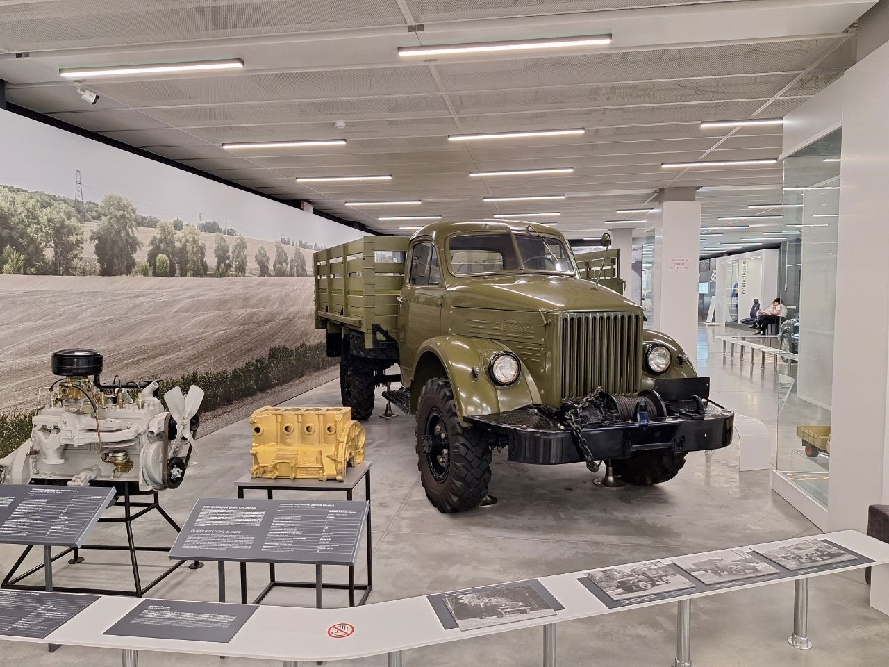 В сентябре 1948 года начат выпуск полноприводного грузового автомобиля ГАЗ-63.