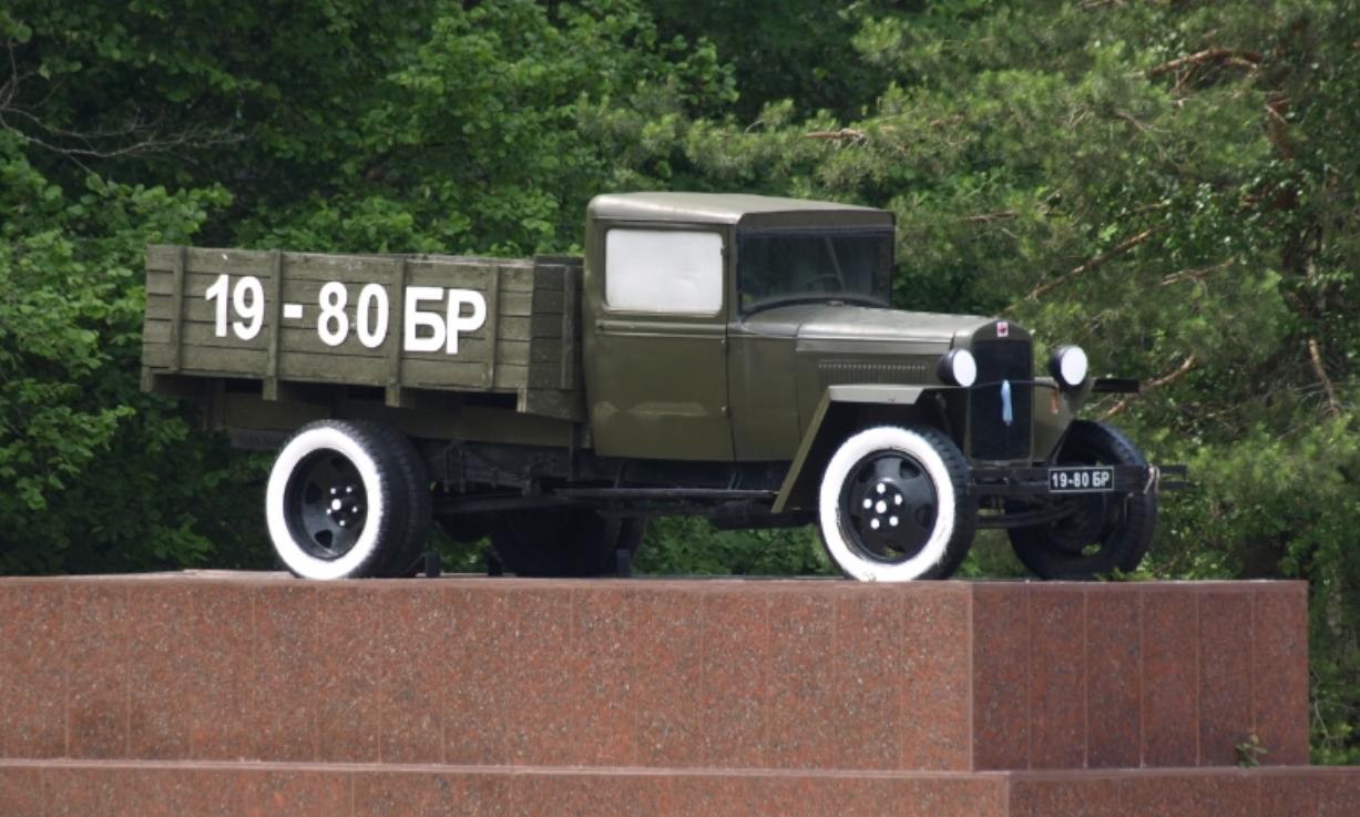 #Памятник_Авто_ГАЗ Грузовой автомобиль ГАЗ-ММ установлен на постаменте мемориала "Войнам-водителям" на восточном въезде в Брянск.