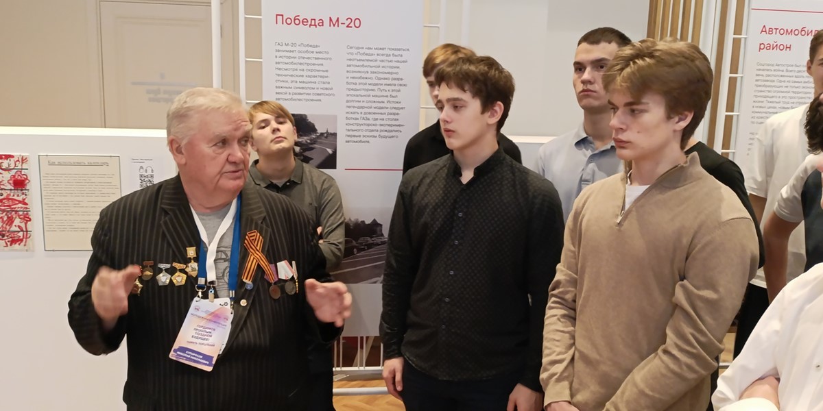 Старшеклассники Автозаводского района посетили выставку в Доме ветеранов Горьковского автозавода.