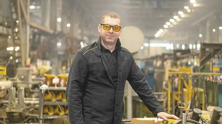 Заливщик металла Алексей Цалиев успешно совмещает суровую профессию на ГАЗе с верностью осетинским традициям и тягой к живописи.