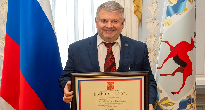 Почетную грамоту "За достигнутые трудовые успехи и многолетнюю добросовестную работу" от Президента РФ Владимира Путина получил председатель НОСОП "Облсовпроф" Анатолий Соколов.