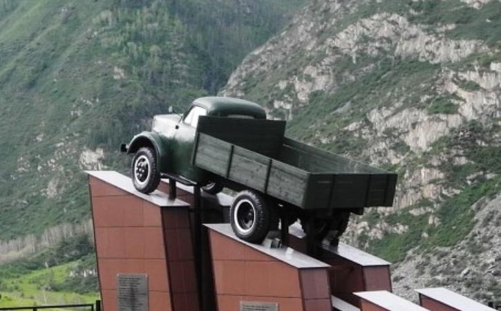 Памятник автомобилю ГАЗ на Алтае