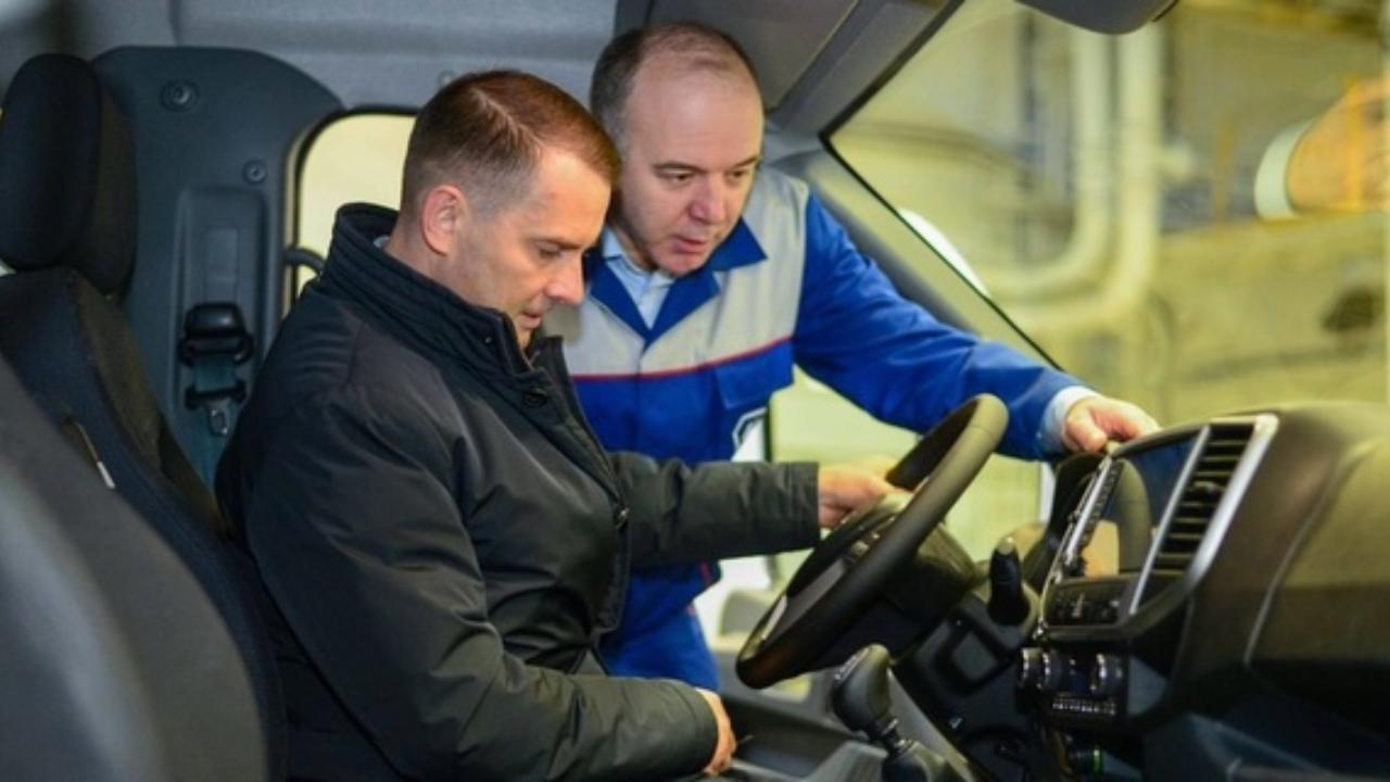 Глава комитета Госдумы РФ Ярослав Нилов ознакомился с новыми семейными автомобилями «Соболь NN» Глава комитета Госдумы РФ Ярослав Нилов ознакомился с новыми семейными автомобилями «Соболь NN»