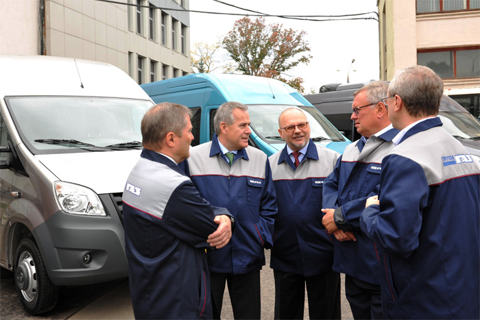14-18 сентября 2015 года Горьковский автомобильный завод посетила делегация банка «ВТБ», давнего финансового партнера «Группы ГАЗ», во главе с президентом – председателем правления Андреем Костиным. 14-18 сентября 2015 года Горьковский автомобильный завод посетила делегация банка «ВТБ», давнего финансового партнера «Группы ГАЗ», во главе с президентом – председателем правления Андреем Костиным.