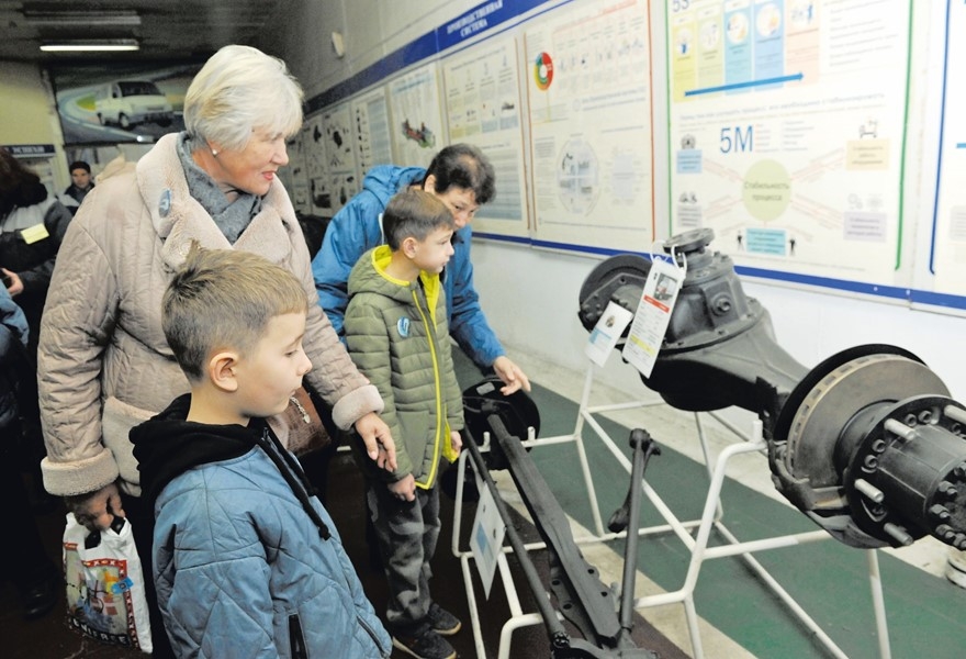  Горьковский автозавод организовал День открытых дверей для работников предприятия и членов их семей. 