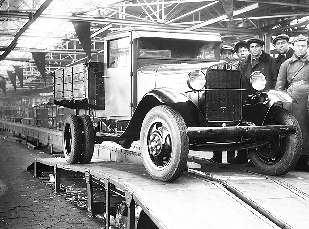 29 января 1932 года с конвейера Нижегородского автомобильного завода сошёл первый серийный грузовик НАЗ-АА — машина, с которой началась история массового автомобилестроения в стране.