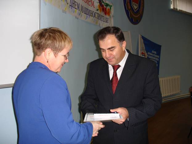 22 сентября 2006 года в зале профсоюзного комитета ОАО "ГАЗ" состоялось праздничное мероприятие, проводимое Управлением дошкольного образования Автозаводского района, посвященное Дню машиностроителя. 22 сентября 2006 года в зале профсоюзного комитета ОАО "ГАЗ" состоялось праздничное мероприятие, проводимое Управлением дошкольного образования Автозаводского района, посвященное Дню машиностроителя.