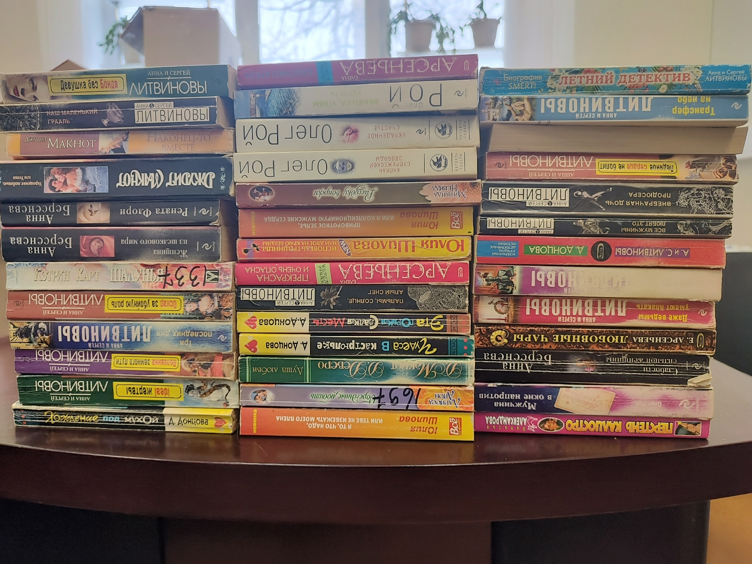 К благотворительной акции "Книги в дар" присоединилась работница Завода цветного литья Илькеева Юлия.