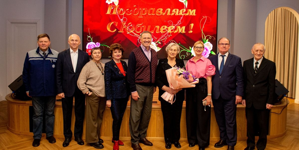 Александра Строганкова, многие годы формировавшая кадровую и социальную политику Горьковского автозавода, 16 ноября отметила 80-летие.