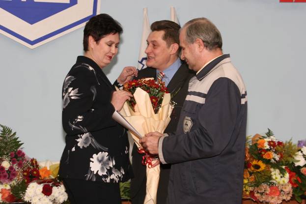 19 ноября 2006 года в конференц-зале профсоюзного комитета ОАО "ГАЗ" состоялось чествование лауреатов конкурса "Лучший работник года" - 2006. 19 ноября 2006 года в конференц-зале профсоюзного комитета ОАО "ГАЗ" состоялось чествование лауреатов конкурса "Лучший работник года" - 2006.