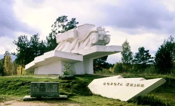 #Памятник_Авто_ГАЗ Автомобиль ГАЗ-АА «Легендарная полуторка» стал памятником неизвестному шофёру, совершавшему рейсы в 1941-1943 году по дороге жизни Ладожского озера.