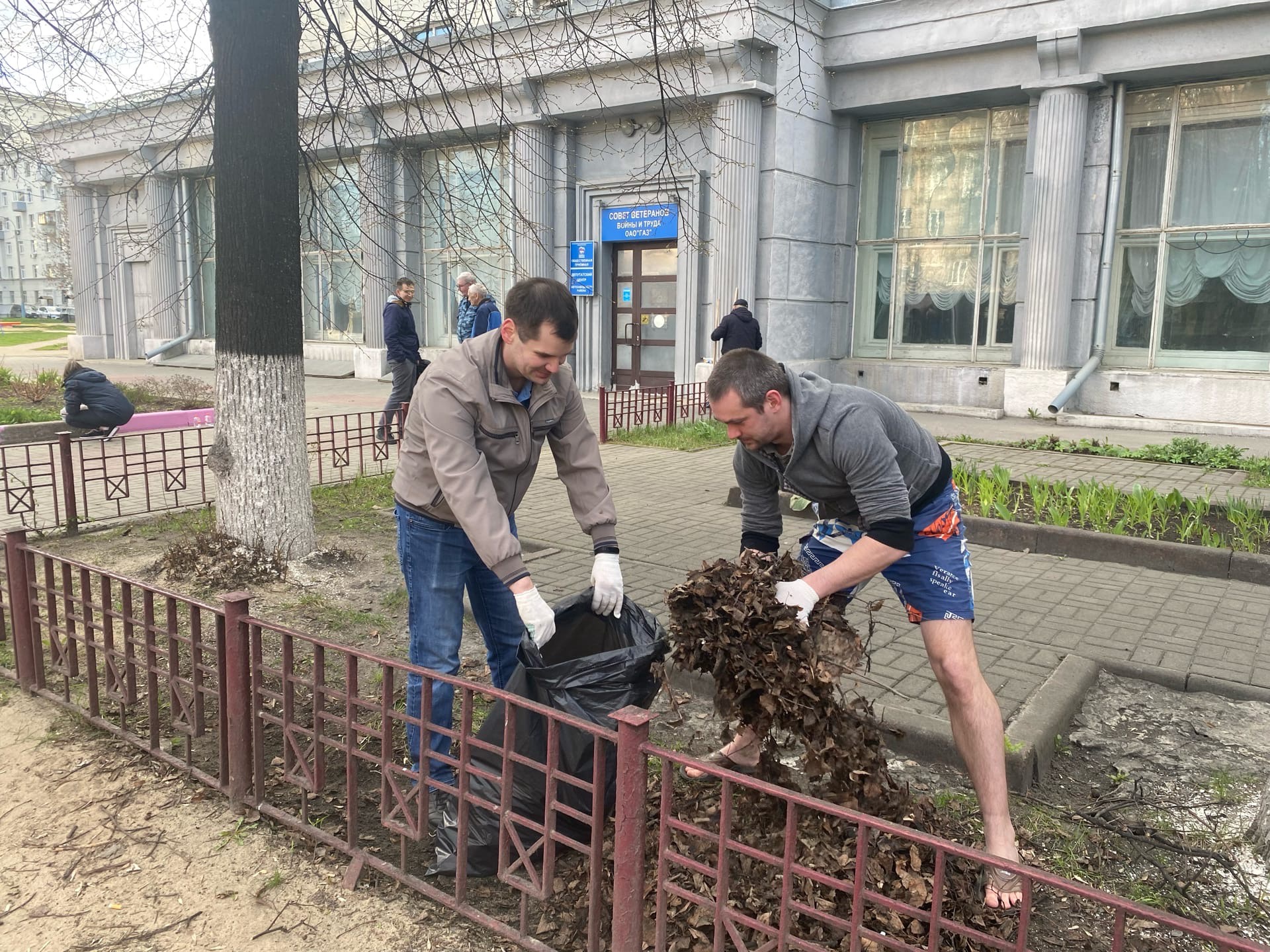 28 апреля 2022 года работники завода в рамках акции «Волонтеры Победы» благоустроили территорию, прилегающую к Дому ветеранов Горьковского автозавода.