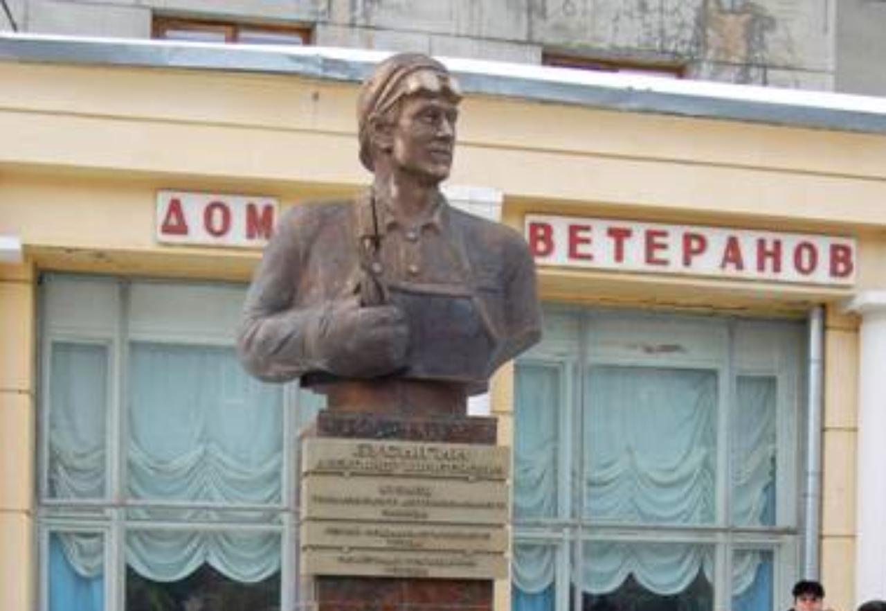 28 февраля 2007 года у Дома ветеранов "ГАЗа" состоялось торжественное открытие памятника А.Х. Бусыгину. 28 февраля 2007 года у Дома ветеранов "ГАЗа" состоялось торжественное открытие памятника А.Х. Бусыгину.