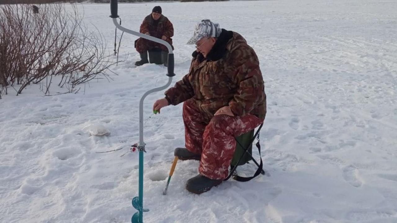 Бывалые рыбаки из ОИЦ  собрались в Стригино на рыбалку "по последнему ледку".