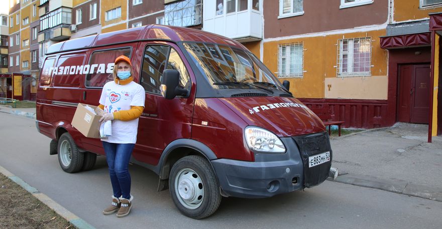 Волонтеры Горьковского автозавода помогают врачам Центра медицинской профилактики «ГАЗ» доставлять лекарства пациентам на дом.