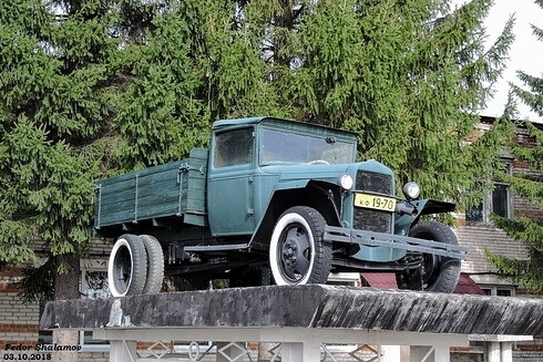 #Памятник_Авто_ГАЗ  В Шадринске на постаменте установлен памятник-автомашина погибшим шоферам в годы Великой Отечественной войны.