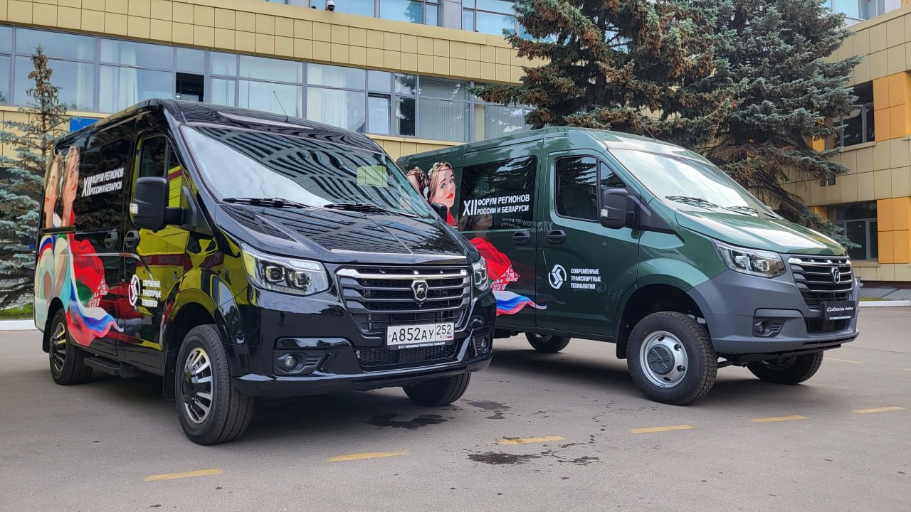 В рамках проходящего в Нижнем Новгороде XII Форума регионов Беларуси и России возле главной проходной Горьковского автозавода организована экспозиция его самых передовых моделей. В рамках проходящего в Нижнем Новгороде XII Форума регионов Беларуси и России возле главной проходной Горьковского автозавода организована экспозиция его самых передовых моделей.