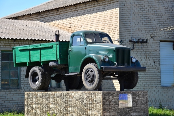 Памятник ГАЗ-51 в г.Петропавловке Воронежской области